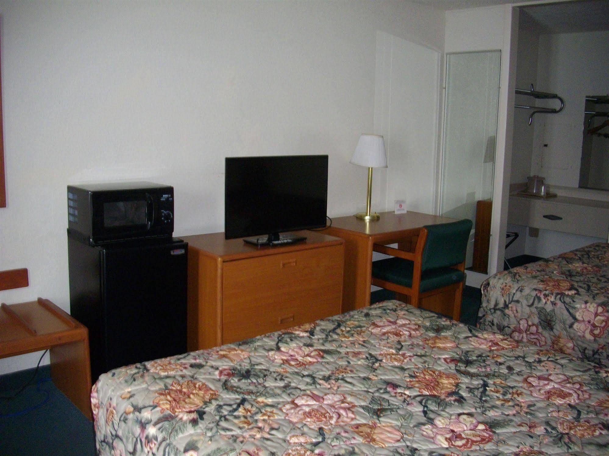 Macomb Inn Bagian luar foto